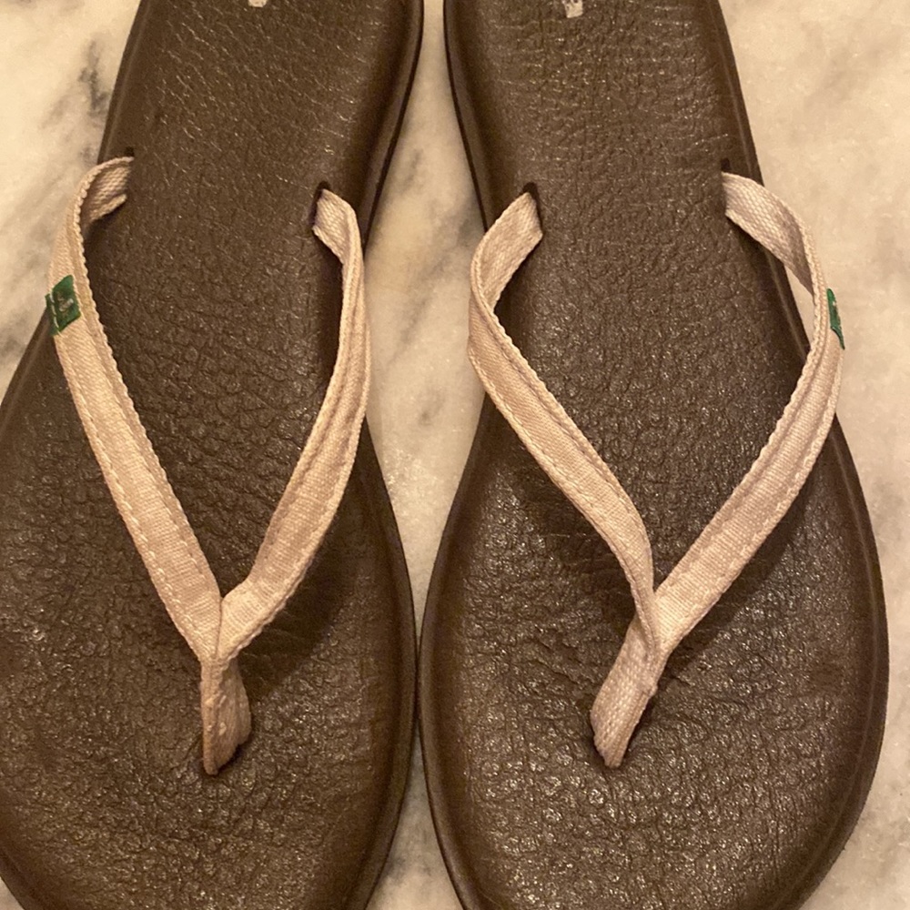 Sanucks size 10